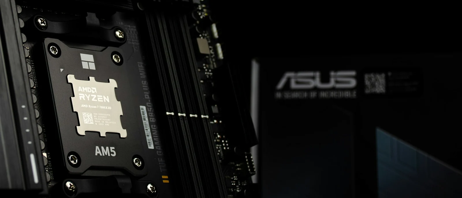 Socketul AM5 și zona de alimentare a ASUS TUF Gaming B850-Plus WiFi, cu Ryzen 7 7800X3D montat