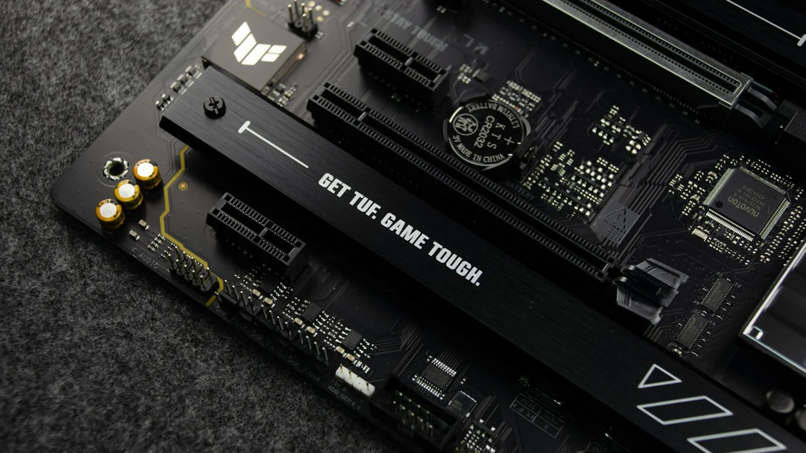 Sloturi PCIe și radiatoare M.2 pe ASUS TUF Gaming B850-Plus WiFi