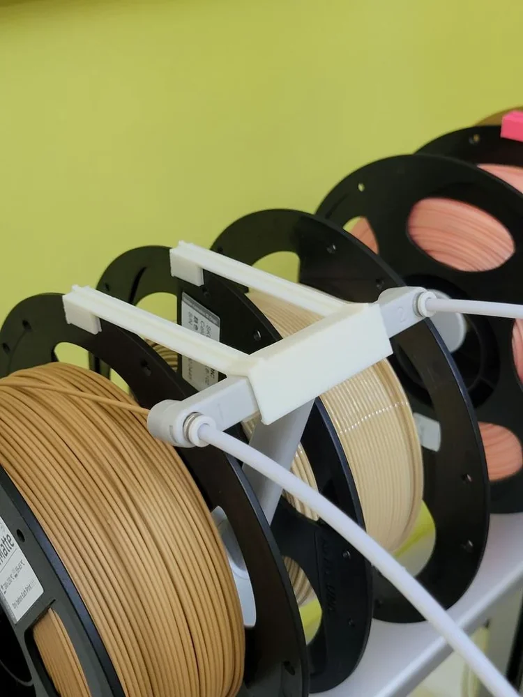 Role de filament deasupra Anycubic Kobra X, cu accesorii de ghidare imprimate de proprietar