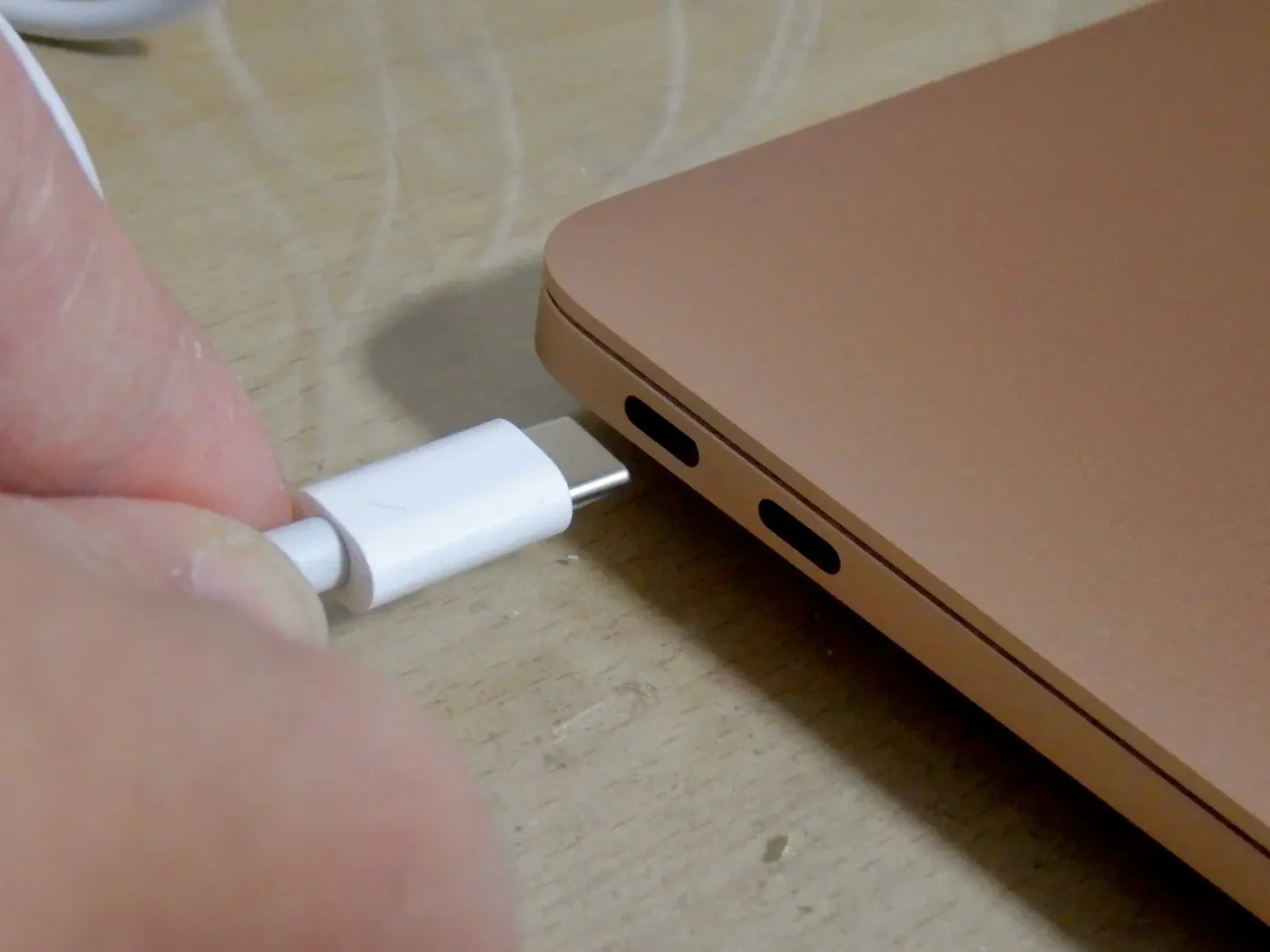 Cele două porturi USB-C ale modelului M1, cu suport Thunderbolt 3 și USB 4