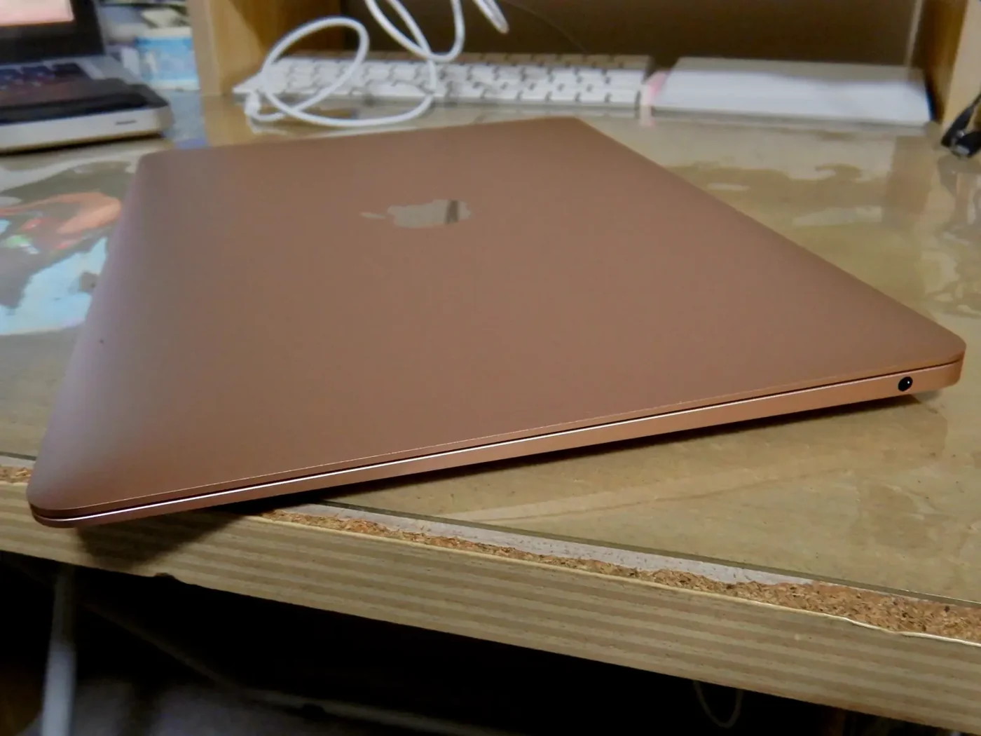 Profilul carcasei MacBook Air M1 Gold, cu mufa audio vizibilă în partea dreaptă