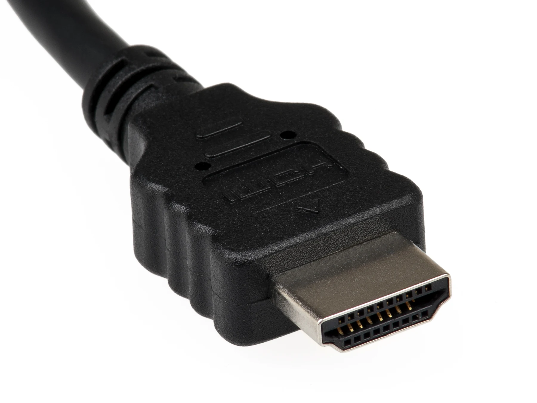 Conector HDMI standard negru, fotografiat în prim-plan pe fundal alb.